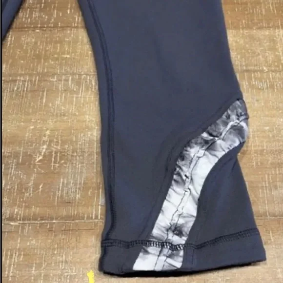 Lululemon Cropped Yogi Dance Pant Gray Black Roses RARE! - Picture 3 of 8
